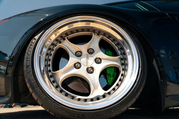 Hoe kan je een motor uitlaten die te veel rook produceert?